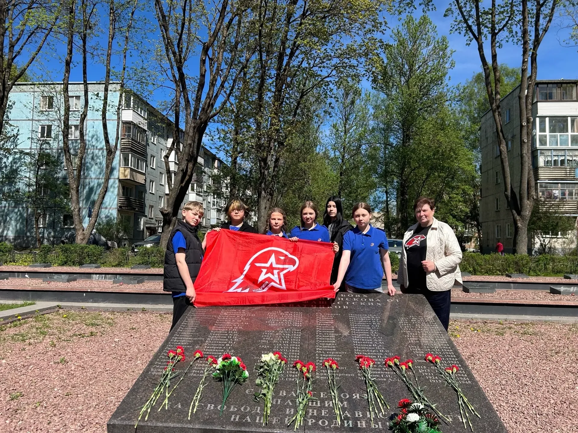 Юнармейцы школы №24 привели в порядок Мемориал освободителям Пскова ✨  6 мая юнармейцы нашей 24-й шк