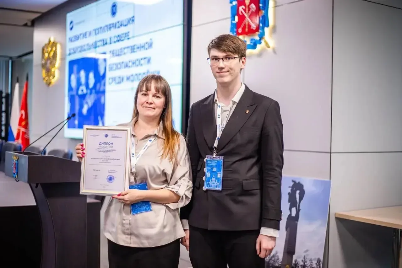 🏆 От конкурса научных работ до победы: успех нашего педагога на «Сигнале»!  Социальный педагог Крист