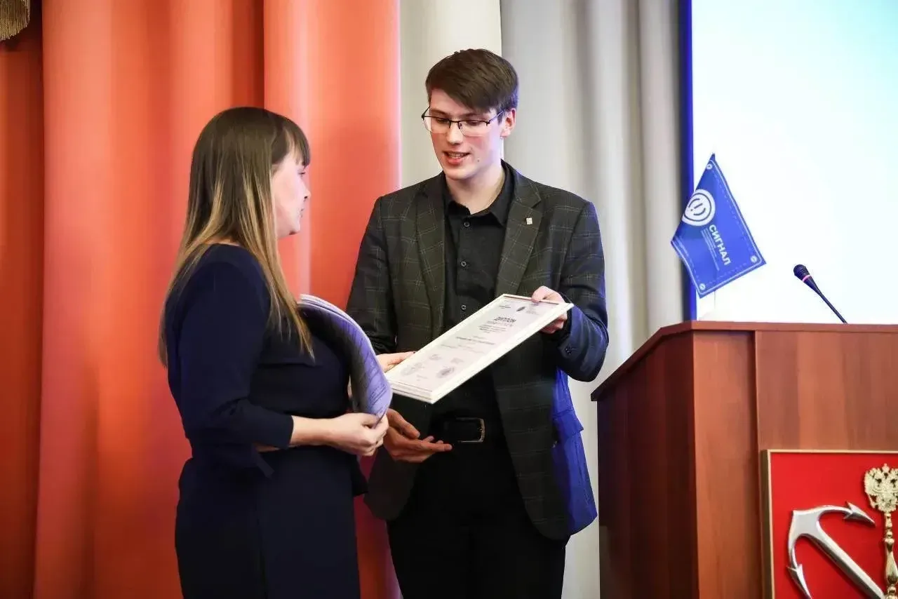 🏆 От конкурса научных работ до победы: успех нашего педагога на «Сигнале»!  Социальный педагог Крист