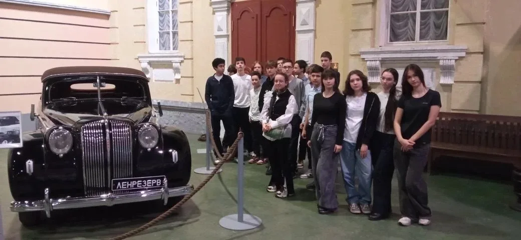 28 апреля обучающиеся 8в класса посетили выставку патриотического объединения «ЛЕНРЕЗЕРВ» - крупнейш
