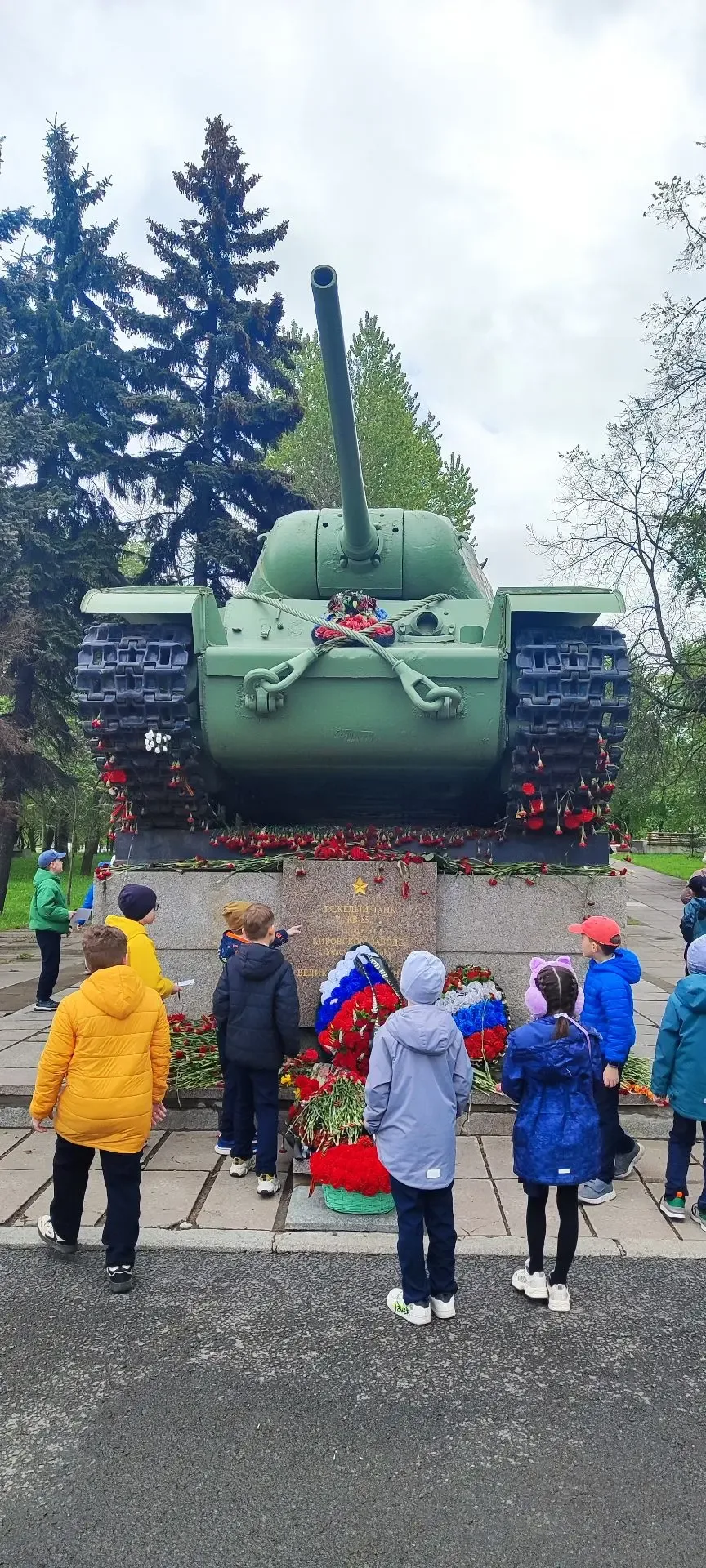 Делимся яркими впечатлениями от экскурсии 2а класса к памятнику легендарного танка КВ‑85!  Ребята с 