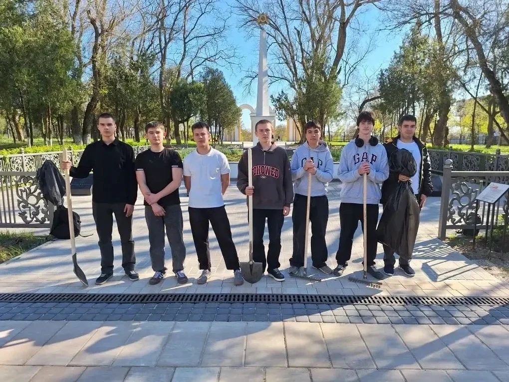 🙌ЗАБОТА О ПАМЯТНИКАХ-ЭТО ВАЖНО 🤗  🤗Возле нашего колледжа расположена Братская могила советских воино