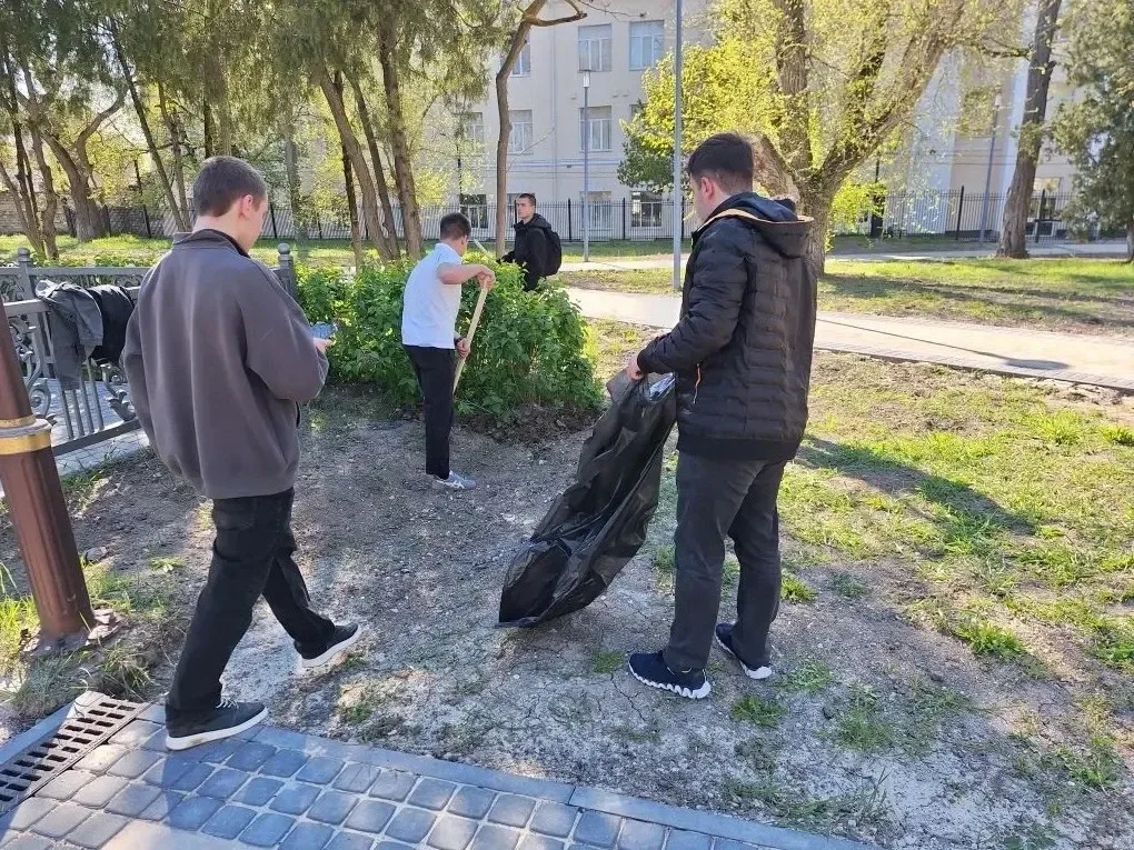 🙌ЗАБОТА О ПАМЯТНИКАХ-ЭТО ВАЖНО 🤗  🤗Возле нашего колледжа расположена Братская могила советских воино