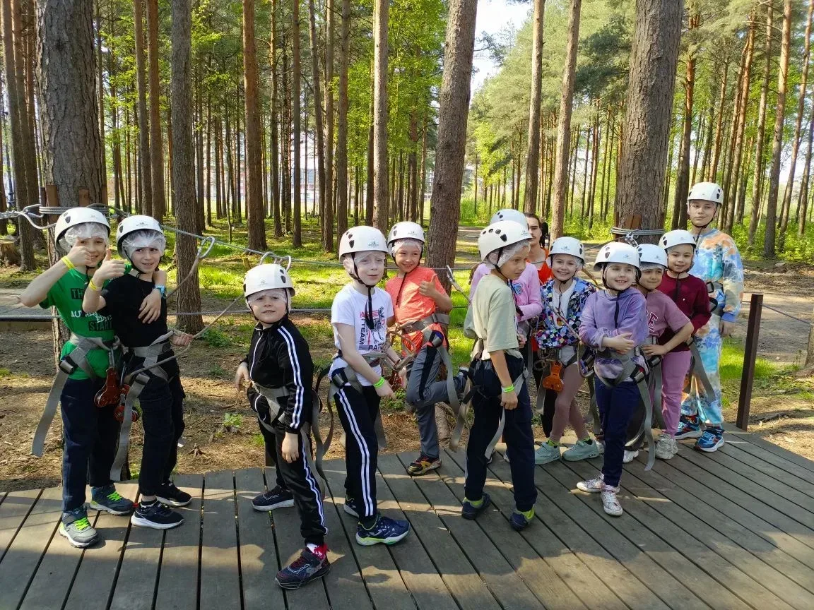 2 «Э»: КАК МЫ ЗАКРЫЛИ ГОД НА ВЫСОТЕ (буквально)! 🚀  Мы не сидим за партами до последнего звонка! Мы 