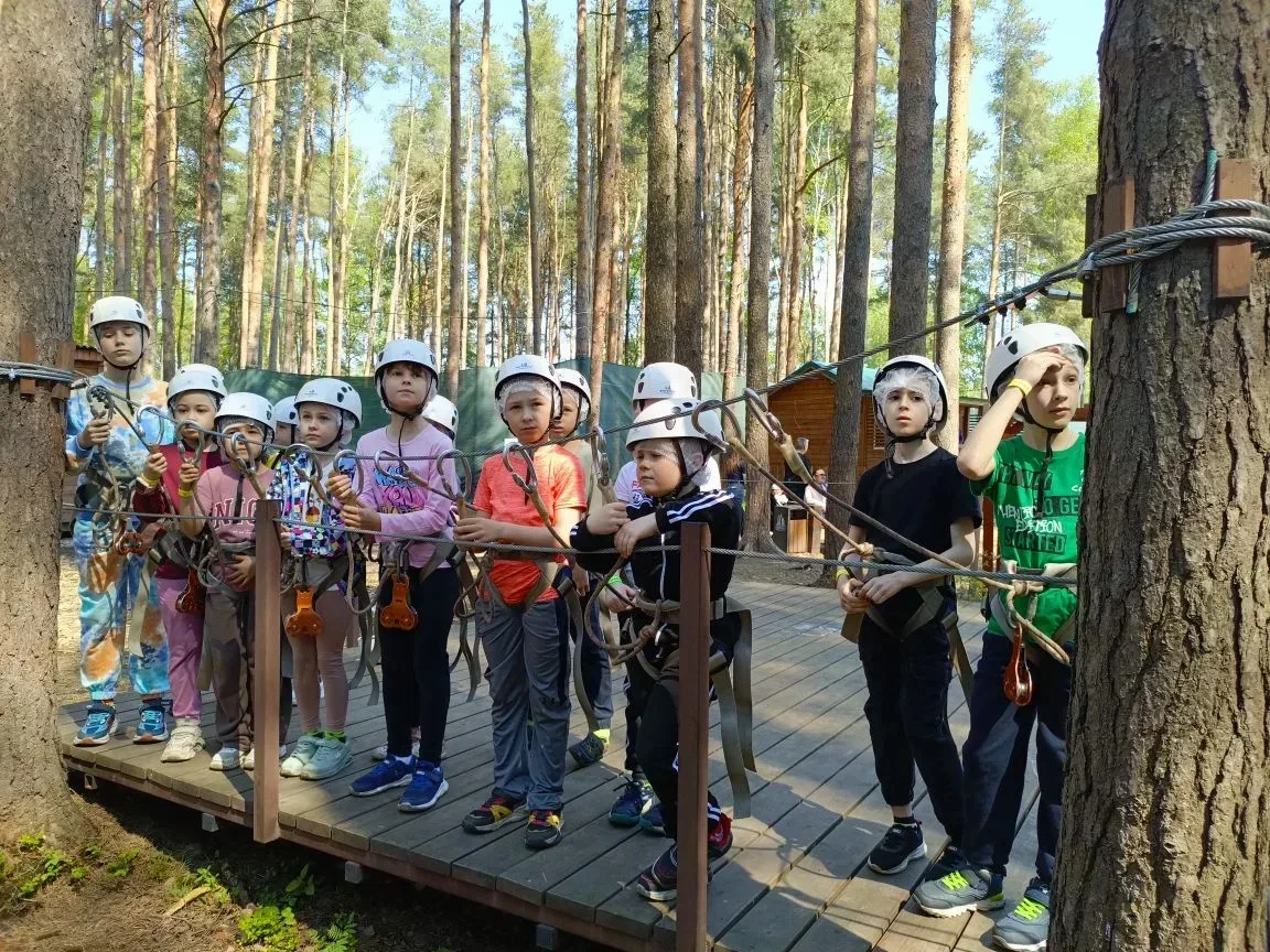 2 «Э»: КАК МЫ ЗАКРЫЛИ ГОД НА ВЫСОТЕ (буквально)! 🚀  Мы не сидим за партами до последнего звонка! Мы 