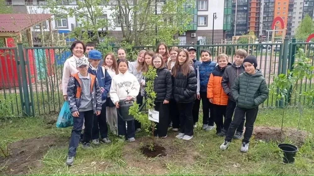 🌳В нашей школе прошла добрая и символичная акция: выпускники начальных классов собрались вместе, что