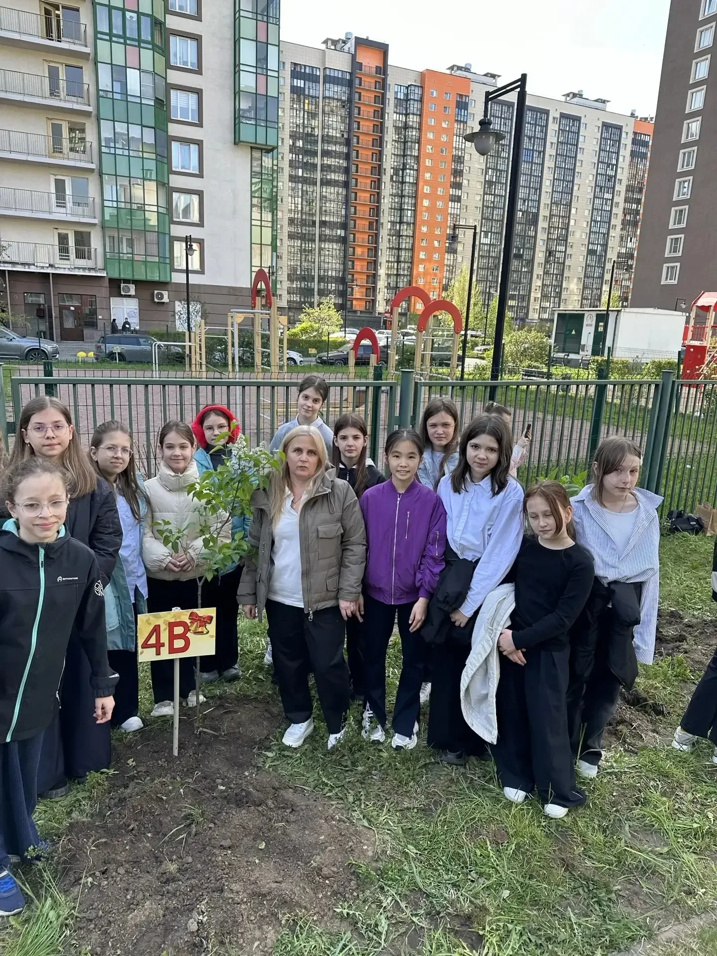 🌳В нашей школе прошла добрая и символичная акция: выпускники начальных классов собрались вместе, что