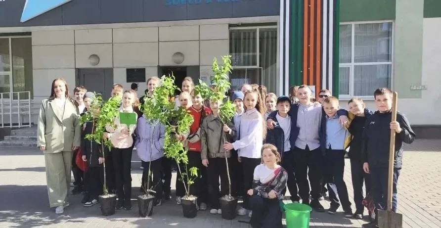 🌳В нашей школе прошла добрая и символичная акция: выпускники начальных классов собрались вместе, что
