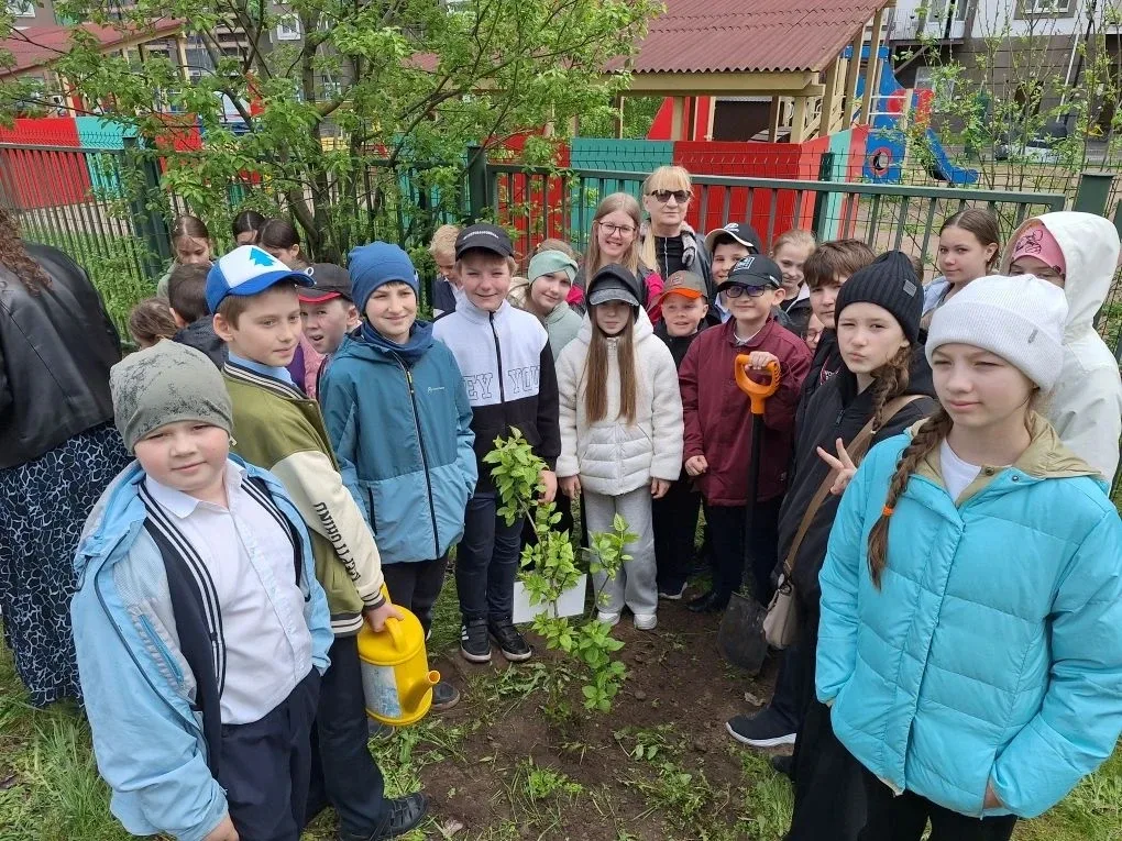 🌳В нашей школе прошла добрая и символичная акция: выпускники начальных классов собрались вместе, что