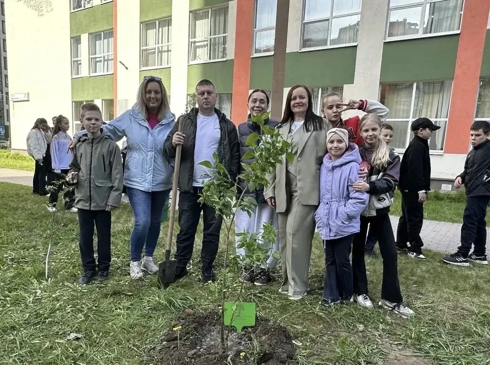 🌳В нашей школе прошла добрая и символичная акция: выпускники начальных классов собрались вместе, что