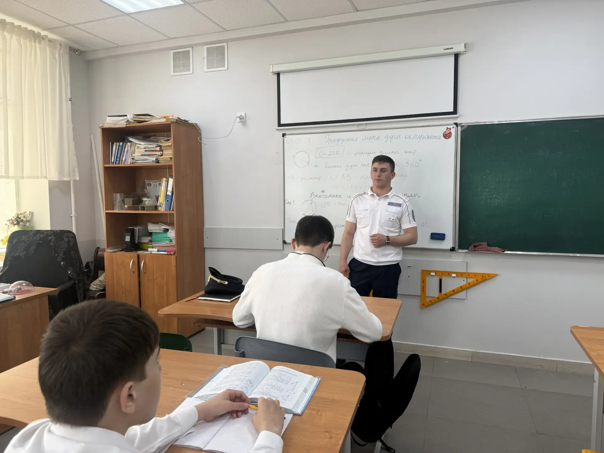 В гимназии состоялась встреча учащихся с представителем ДПС  Гостем нашей гимназии стал инспектор до