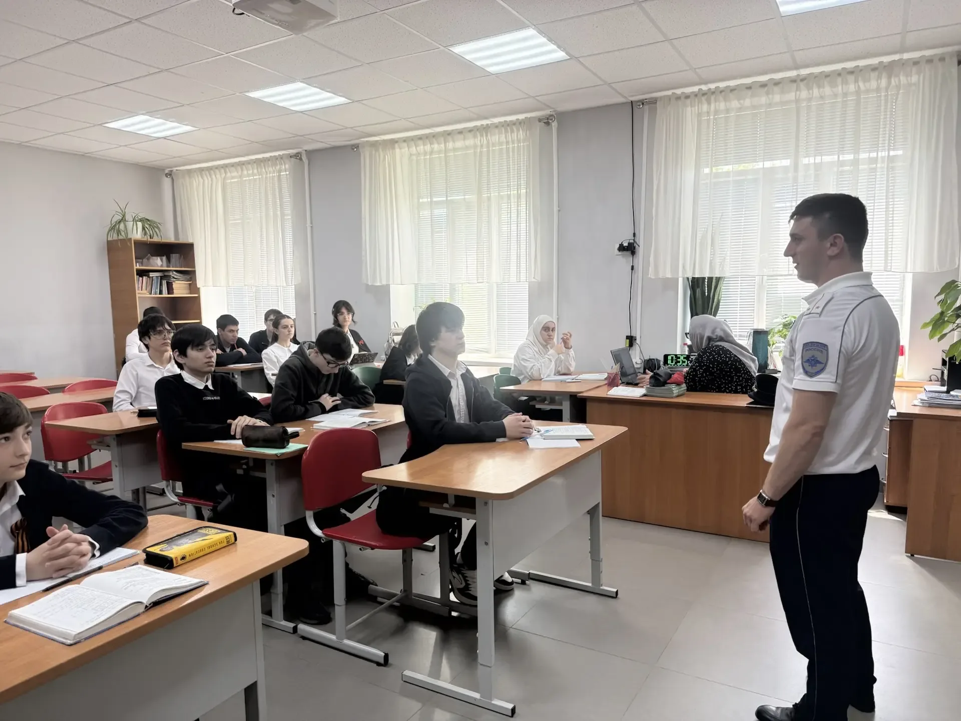 В гимназии состоялась встреча учащихся с представителем ДПС  Гостем нашей гимназии стал инспектор до