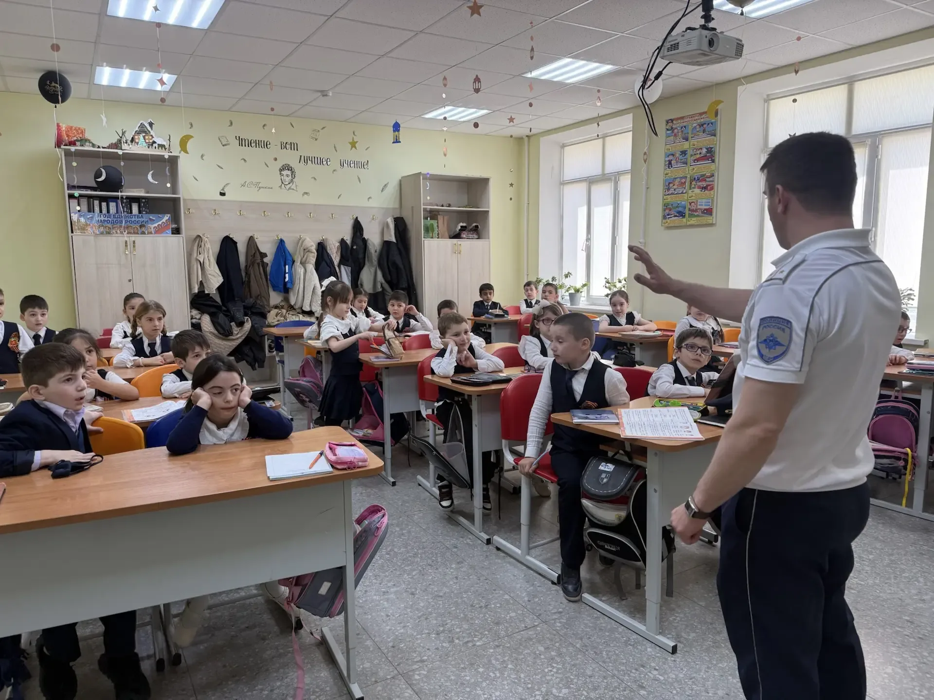 В гимназии состоялась встреча учащихся с представителем ДПС  Гостем нашей гимназии стал инспектор до
