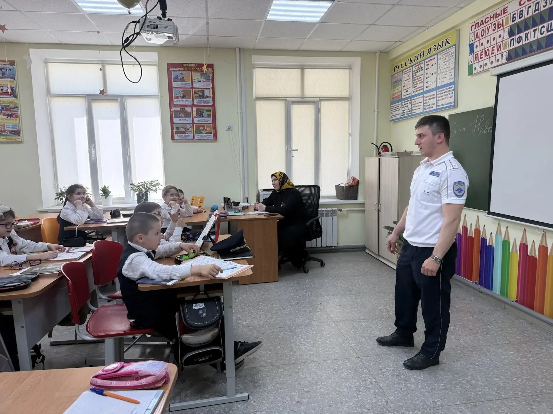 В гимназии состоялась встреча учащихся с представителем ДПС  Гостем нашей гимназии стал инспектор до