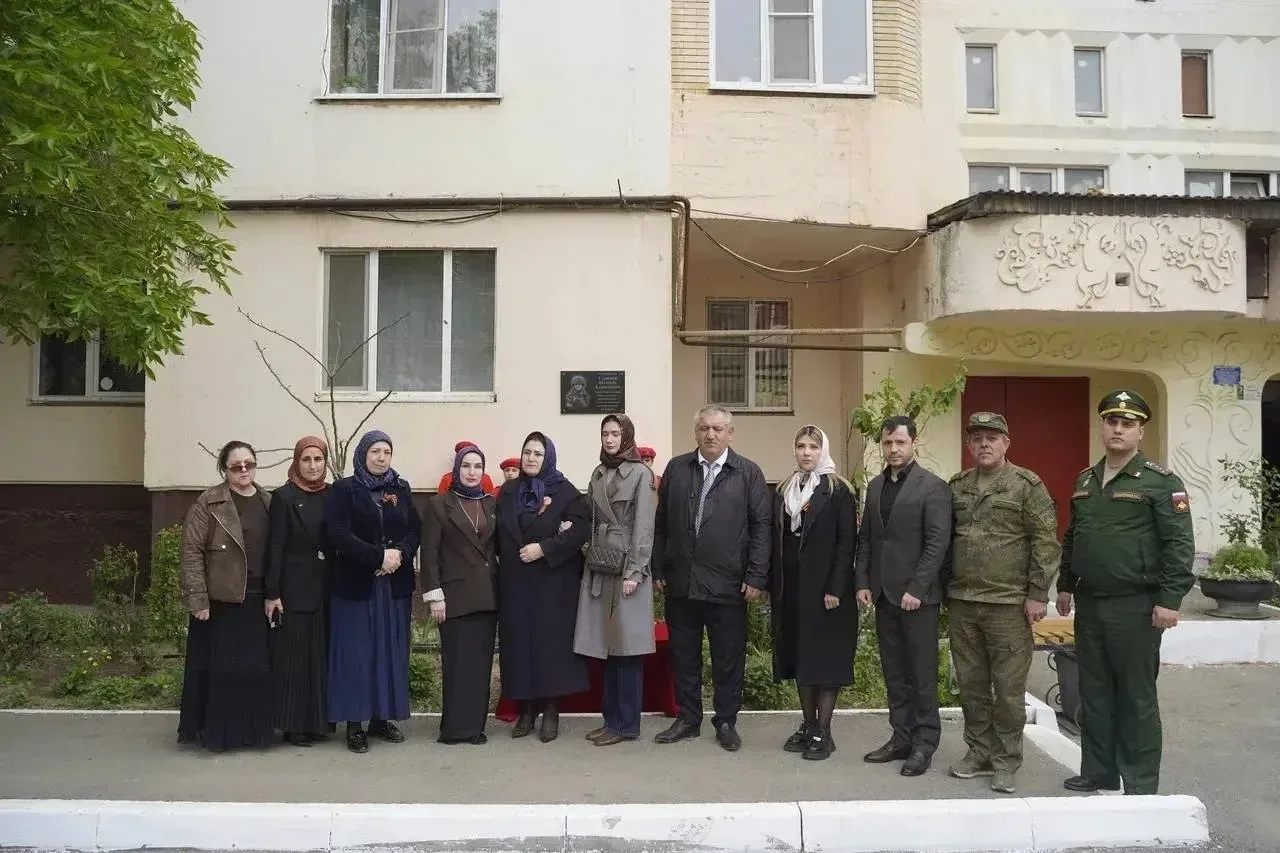 В Кизилюрте установили мемориальную доску герою спецоперации  На здании жилого дома №41 по проспекту