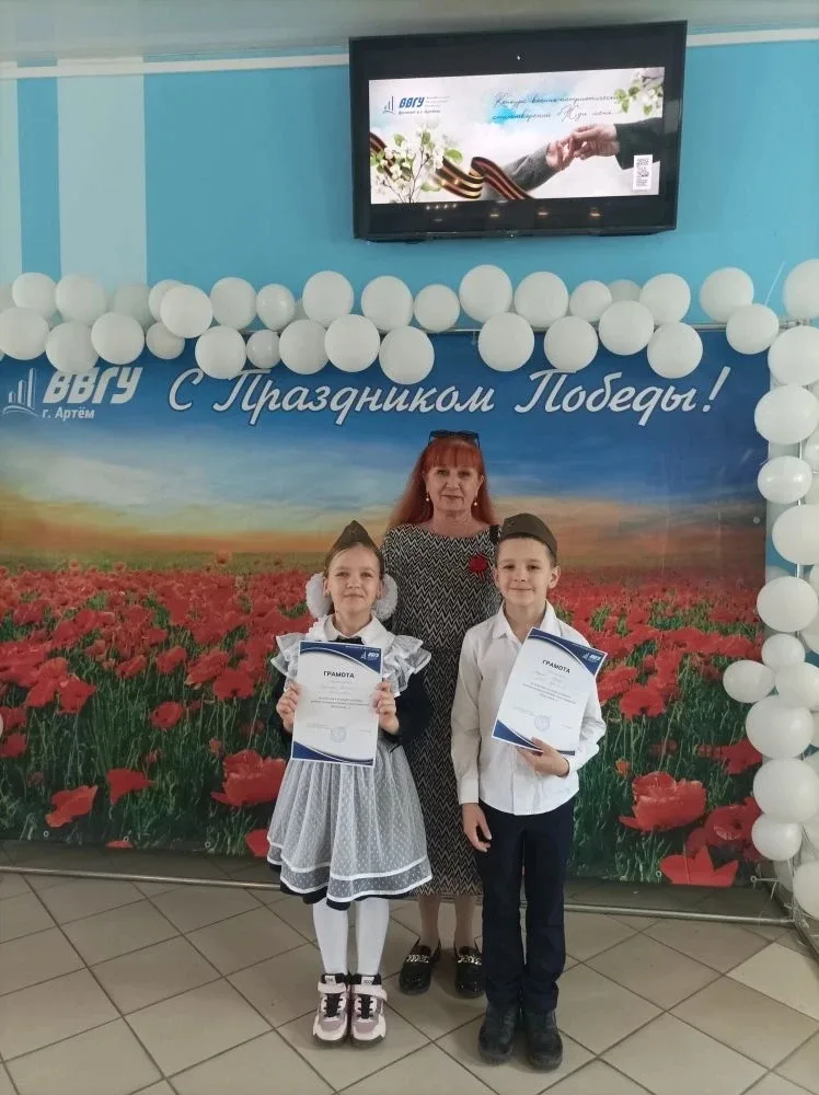 Сегодня прошёл ГОРОДСКОЙ КОНКУРС ЧТЕЦОВ «ЖДИ МЕНЯ…»  От нашей школы приняли участие:  Ученики 7а кла