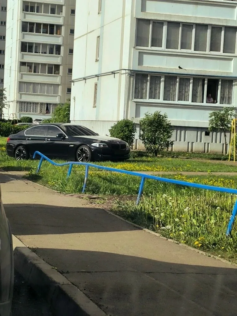 🤬Особо умные товарищи начали снимать номера с машин и парковать свои автомобили прямо на газон =====