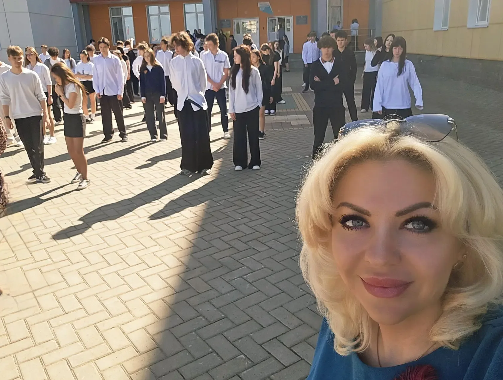 Дорогие мои, сейчас вы кружитесь в последнем школьном вальсе. Репетируем, стараемся, и у меня комок 