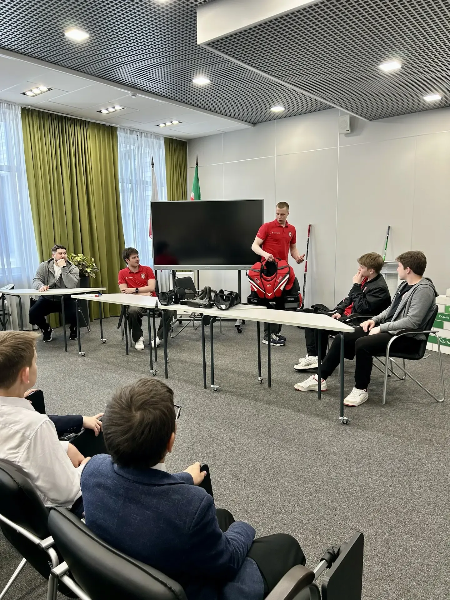 🏒 Вчера в стенах нашей гимназии состоялся по-настоящему незабываемый день! 🌟 К нам приехали представ