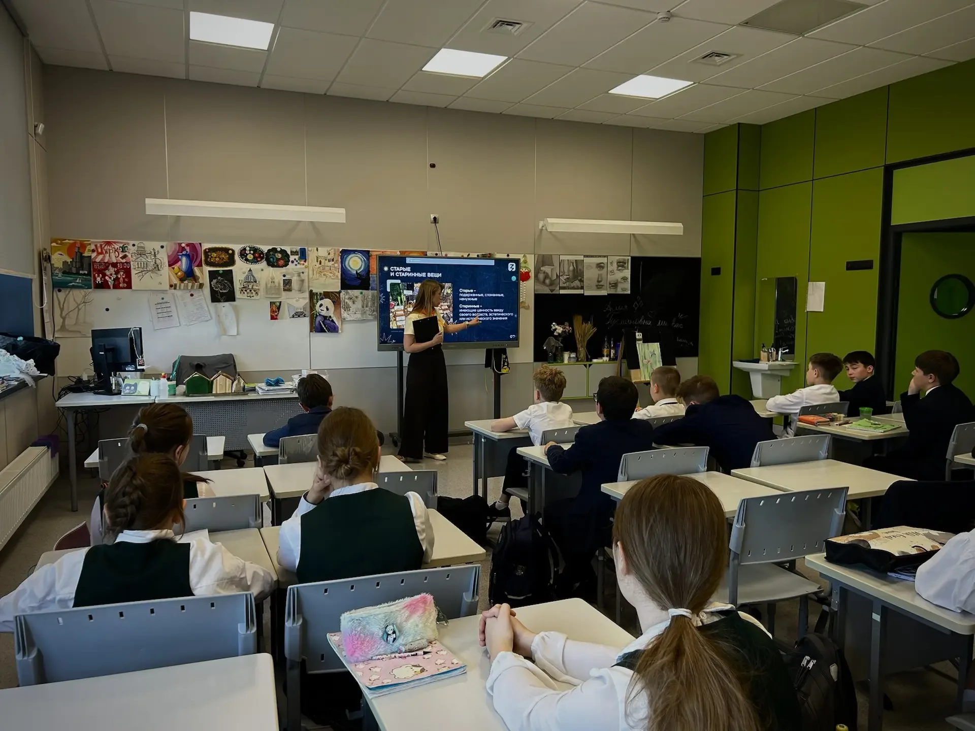 ✨ Тайны искусства: что скрывают музеи?✨  Сегодня, в честь Международного дня музея, для учеников наш