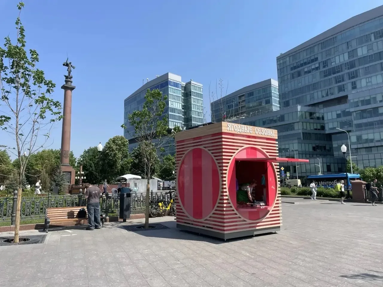 🍓Сладкий старт сезона: купить свежие ягоды можно рядом с домом!  В столице открылись торговые павиль