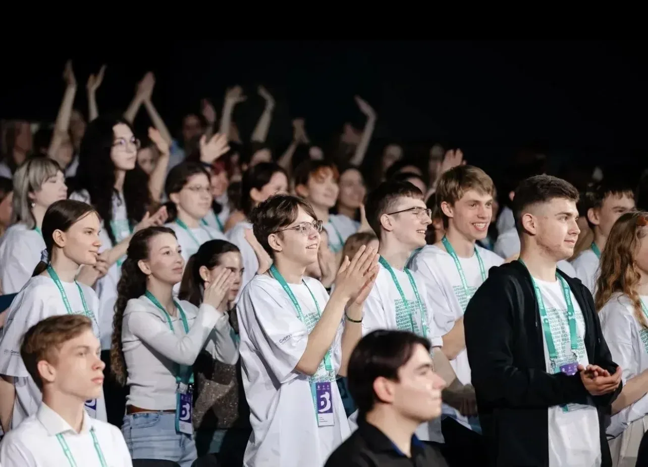 🏆 Ученик 8-Д класса Сдобнов Александр достиг впечатляющего успеха, став финалистом престижного между