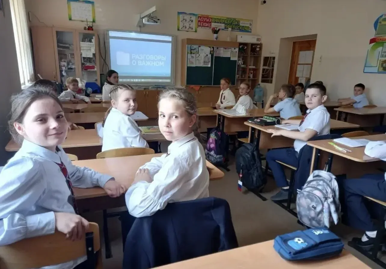 🇷🇺 Еженедельную линейку отрыли вносом Государственных флагов Российской Федерации и Республики Крым,