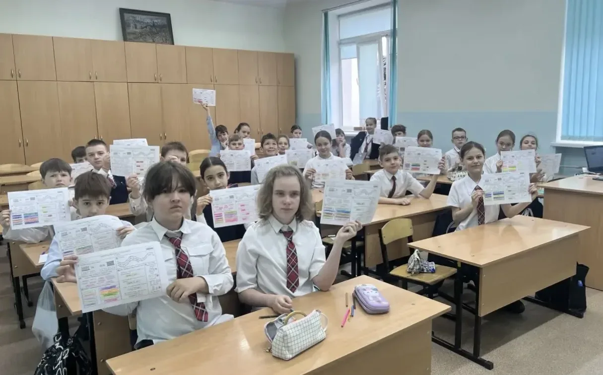 🇷🇺 Еженедельную линейку отрыли вносом Государственных флагов Российской Федерации и Республики Крым,