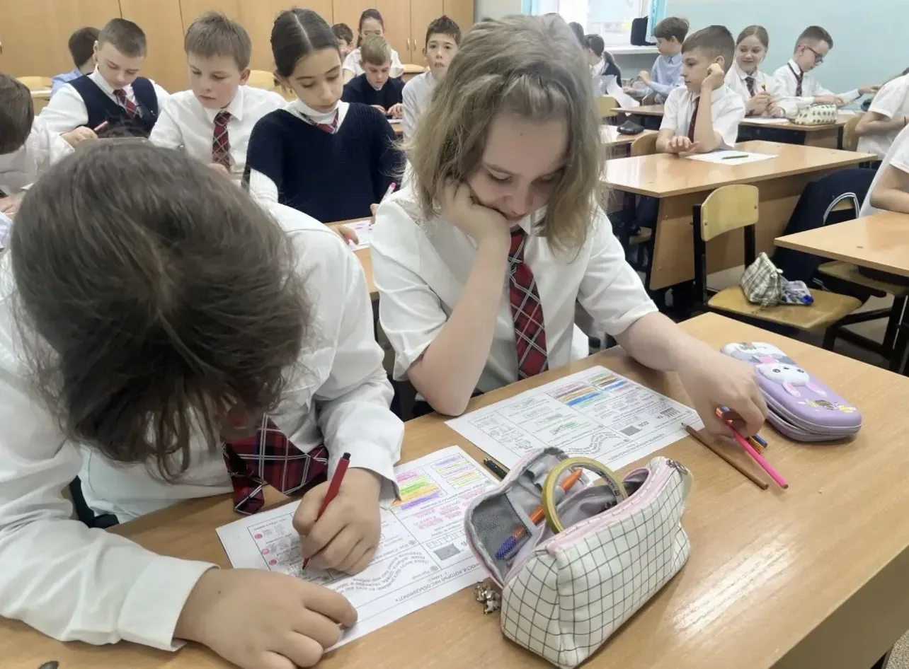 🇷🇺 Еженедельную линейку отрыли вносом Государственных флагов Российской Федерации и Республики Крым,