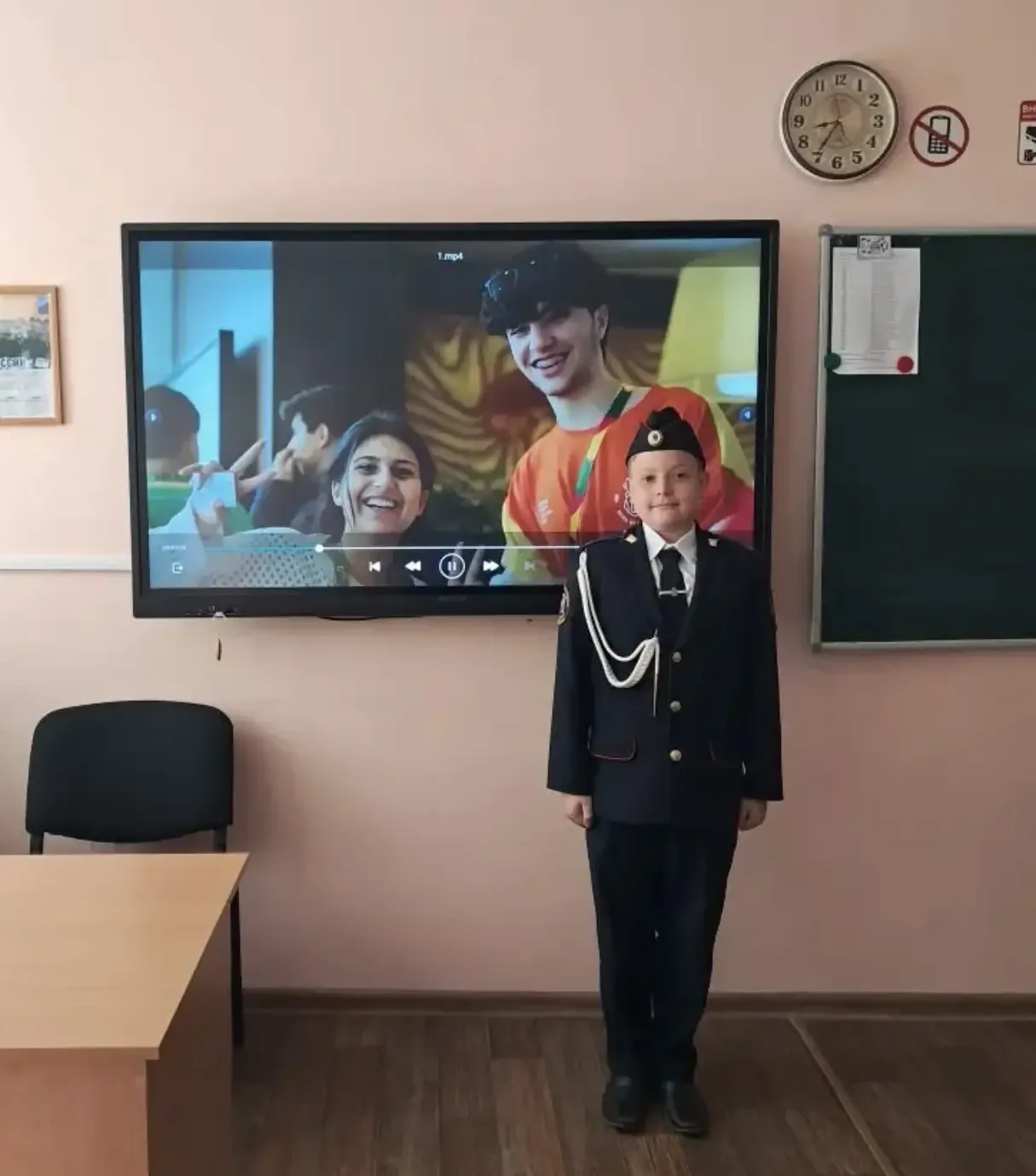 🇷🇺 Еженедельную линейку отрыли вносом Государственных флагов Российской Федерации и Республики Крым,