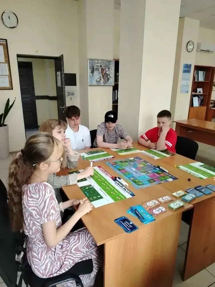 Сегодня  5 «Д» и 5 «Б» классы приняли участие в финансовой игре в рамках освоения программы профорие