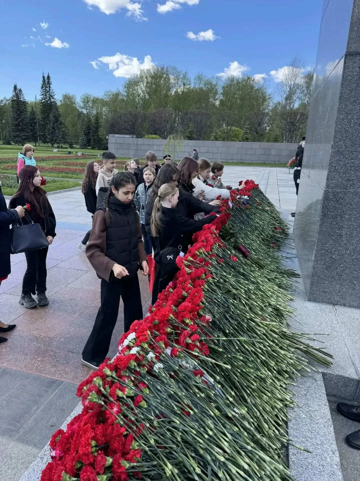 8 мая учащиеся 5 "В" класса посетили Пискарёвский мемориал — одно из самых значимых мест памяти в на