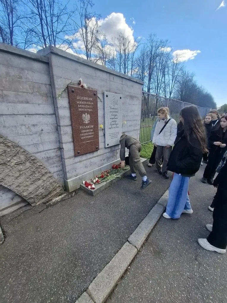8 мая учащиеся 5 "В" класса посетили Пискарёвский мемориал — одно из самых значимых мест памяти в на