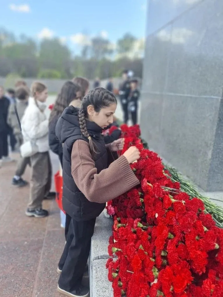 8 мая учащиеся 5 "В" класса посетили Пискарёвский мемориал — одно из самых значимых мест памяти в на