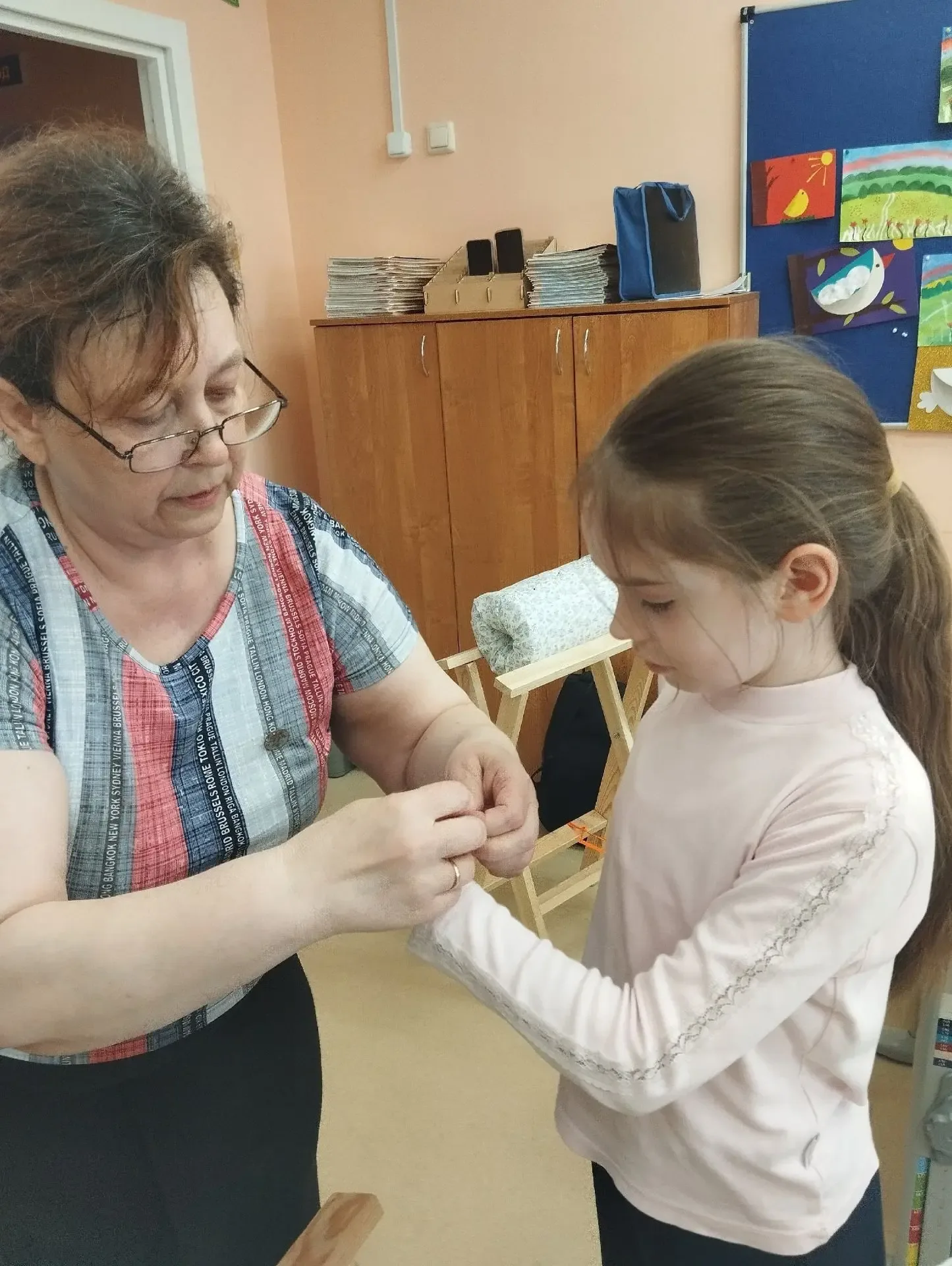 Старшеклассники — мастерам народных ремёсел!  В нашей школе прошёл не просто урок, а настоящий творч