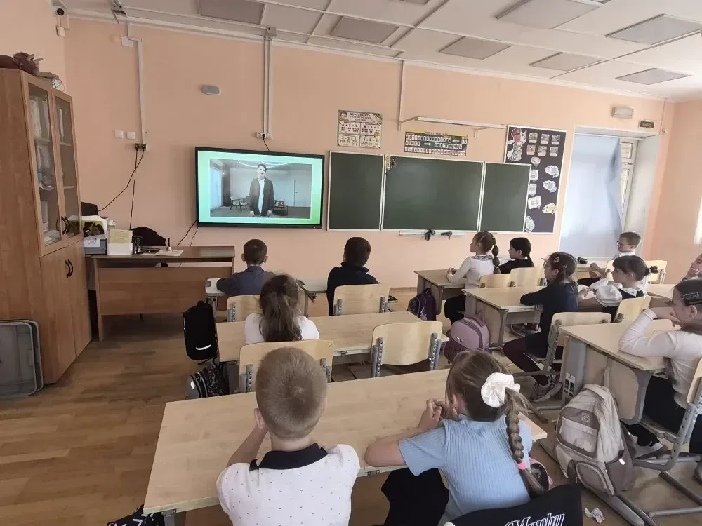 В понедельник, 18.05.2026г., мы традиционно начинаем учебную неделю с внеурочного занятия "Разговоры