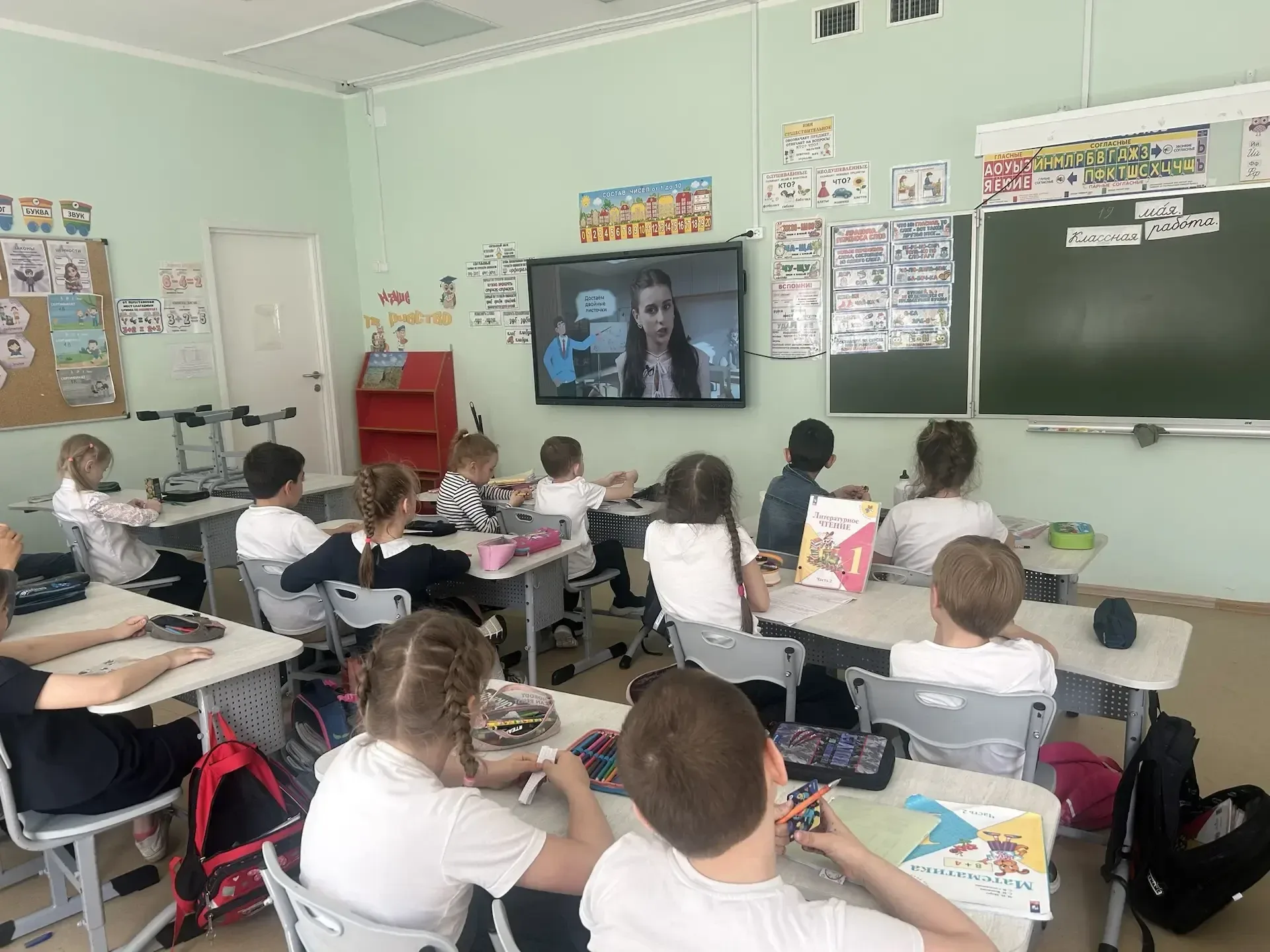 В понедельник, 18.05.2026г., мы традиционно начинаем учебную неделю с внеурочного занятия "Разговоры