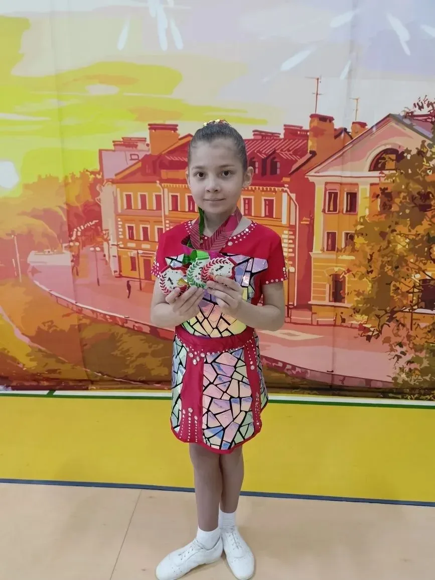 Поздравляем Алину Бикбулатову из 4 «Г» класса. Она занимается спортивной аэробикой и уже демонстриру