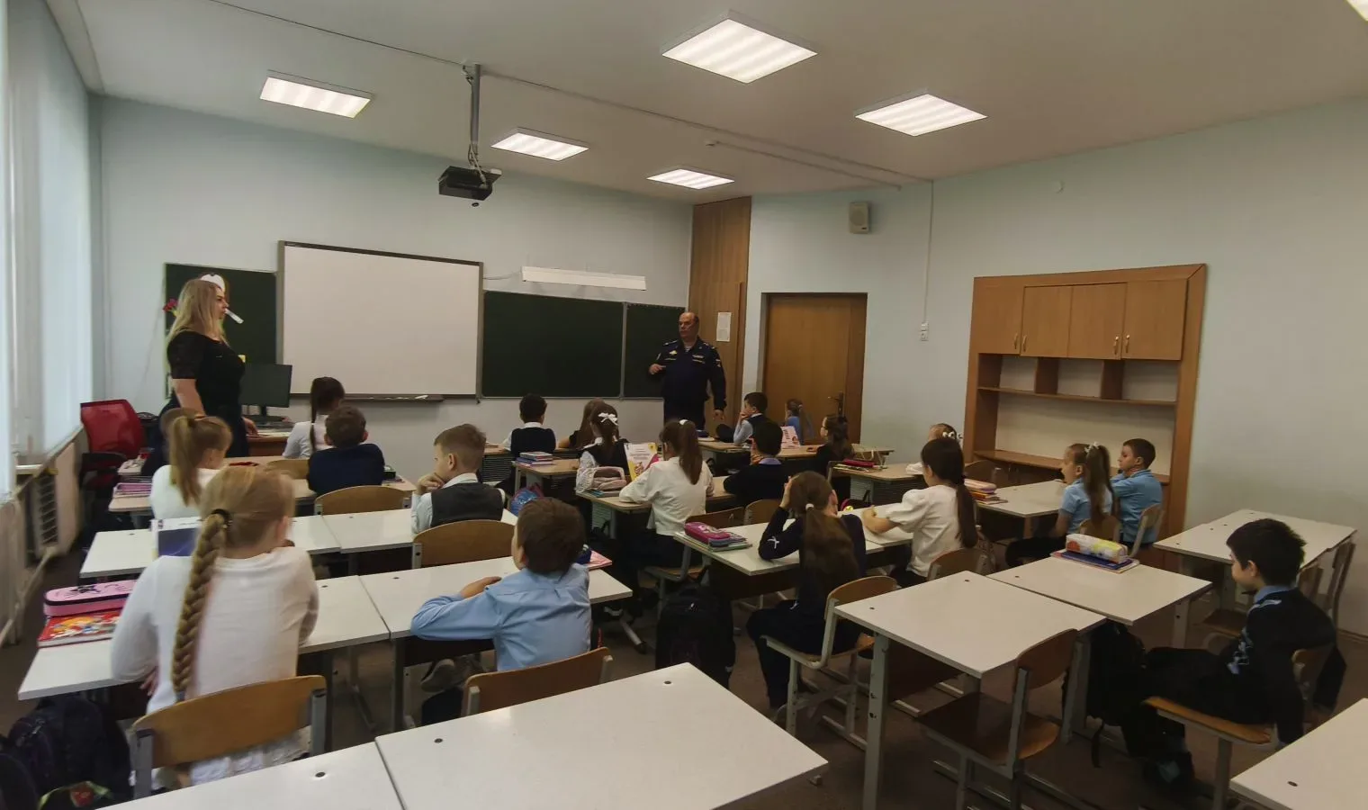 Ребята из 1 «Б» класса с большим интересом встретили Михаила Борисовича Рыбчинского — начальника Шта