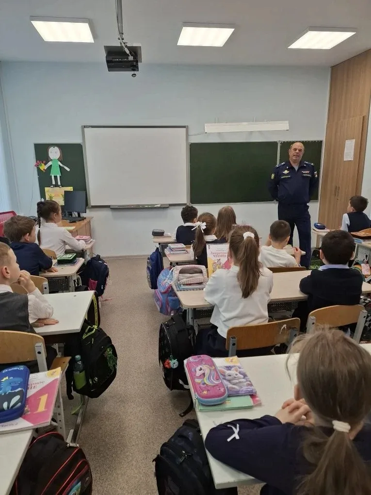 Ребята из 1 «Б» класса с большим интересом встретили Михаила Борисовича Рыбчинского — начальника Шта