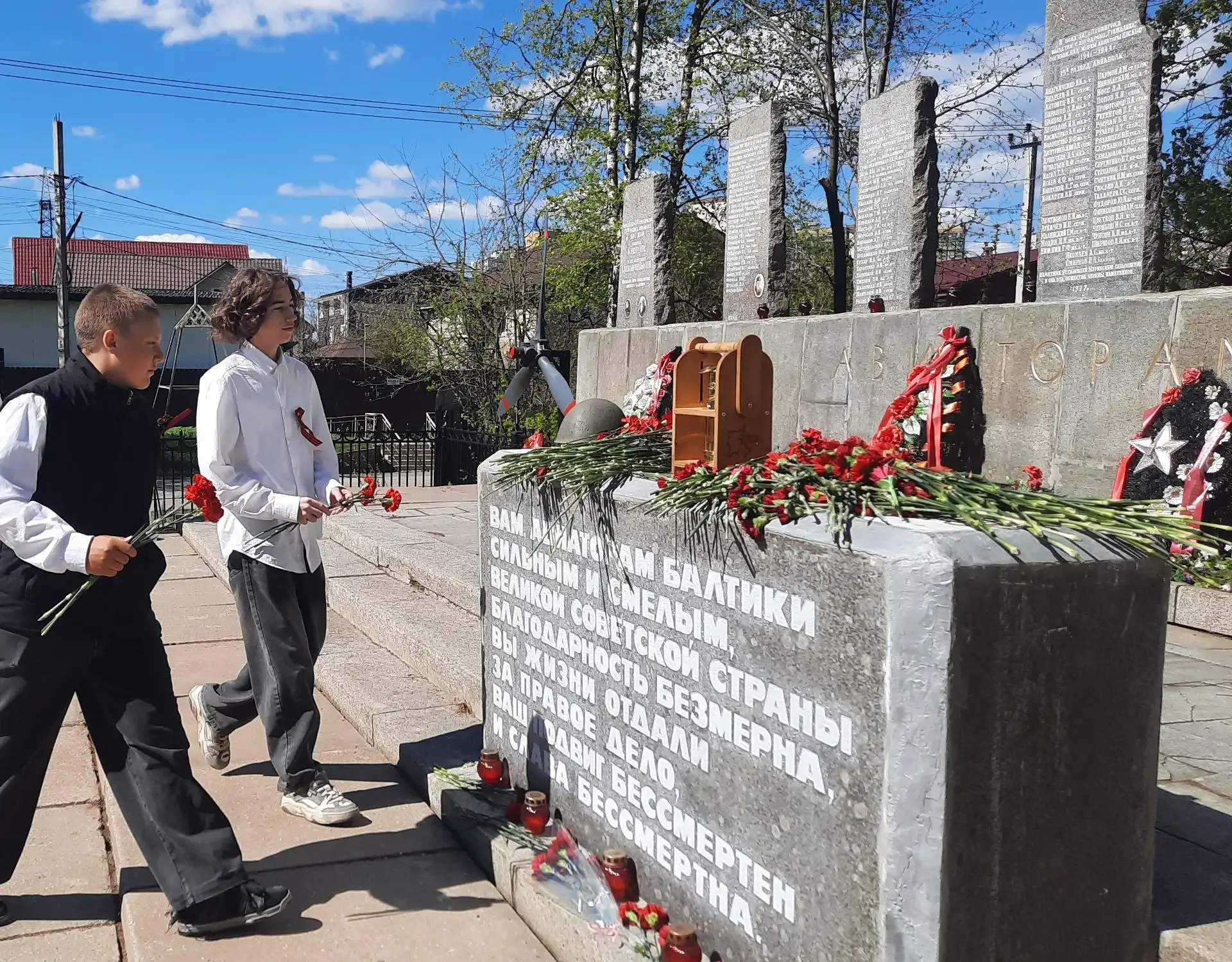 Вам, авиаторам Балтики сильным и смелым, Великой Советской страны благодарность безмерна…        8 м