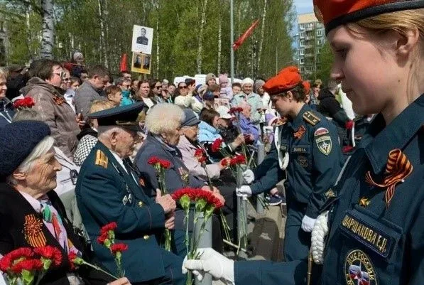 День Победы   9 мая 2026 года педагоги, ученики и родители приняли участие в шествии и торжественном