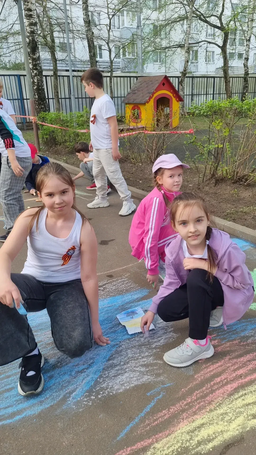 🕊️В нашей школе прошла акция «Рисунок на асфальте: Память о подвиге», посвящённая 81-й годовщине Вел