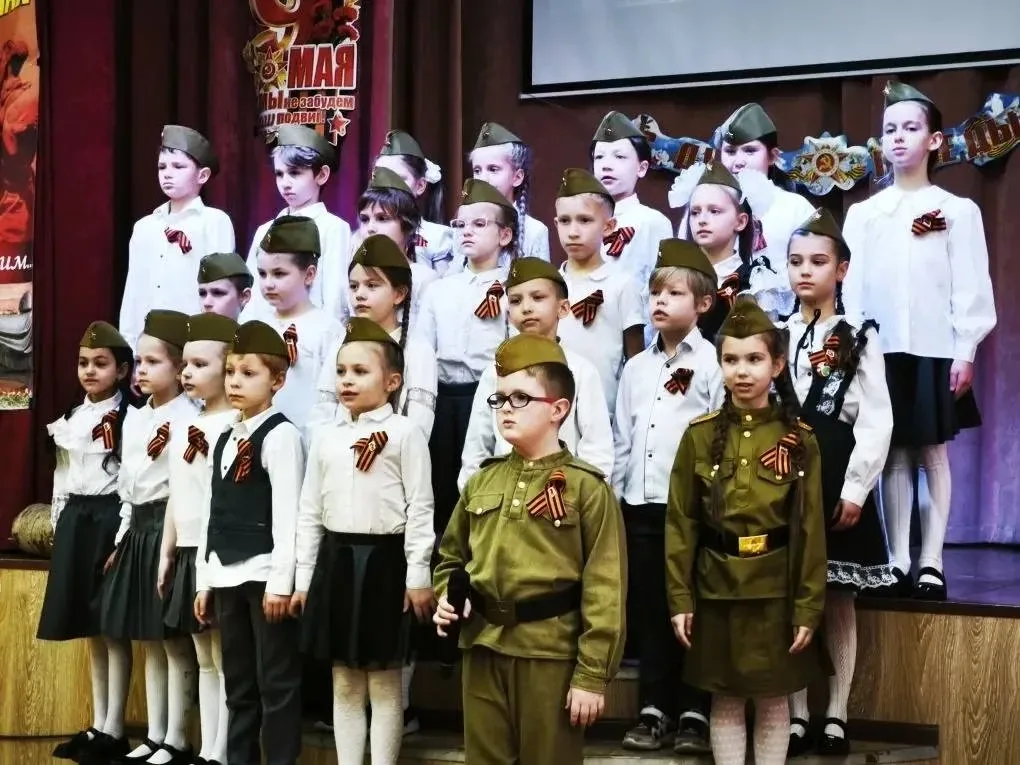 🇷🇺 Мы помним!!!  Ученики начальной школы подарили всем нам невероятный концерт-воспоминание. 😊  Зал 