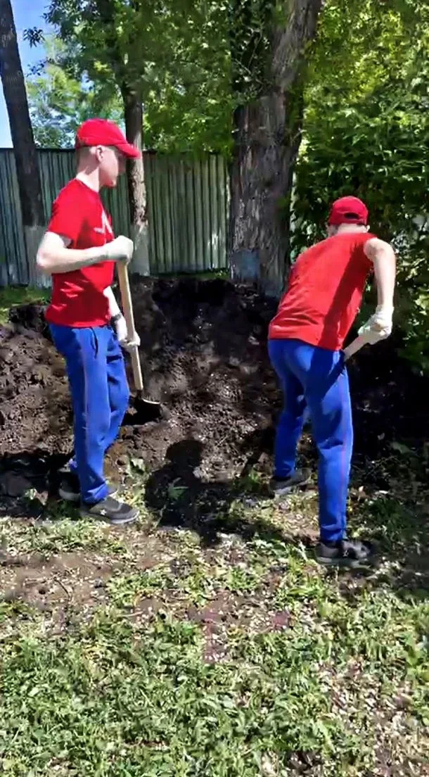 Территория городского кризисного центра для людей, попавших в сложную жизненную ситуацию, расцвела ч