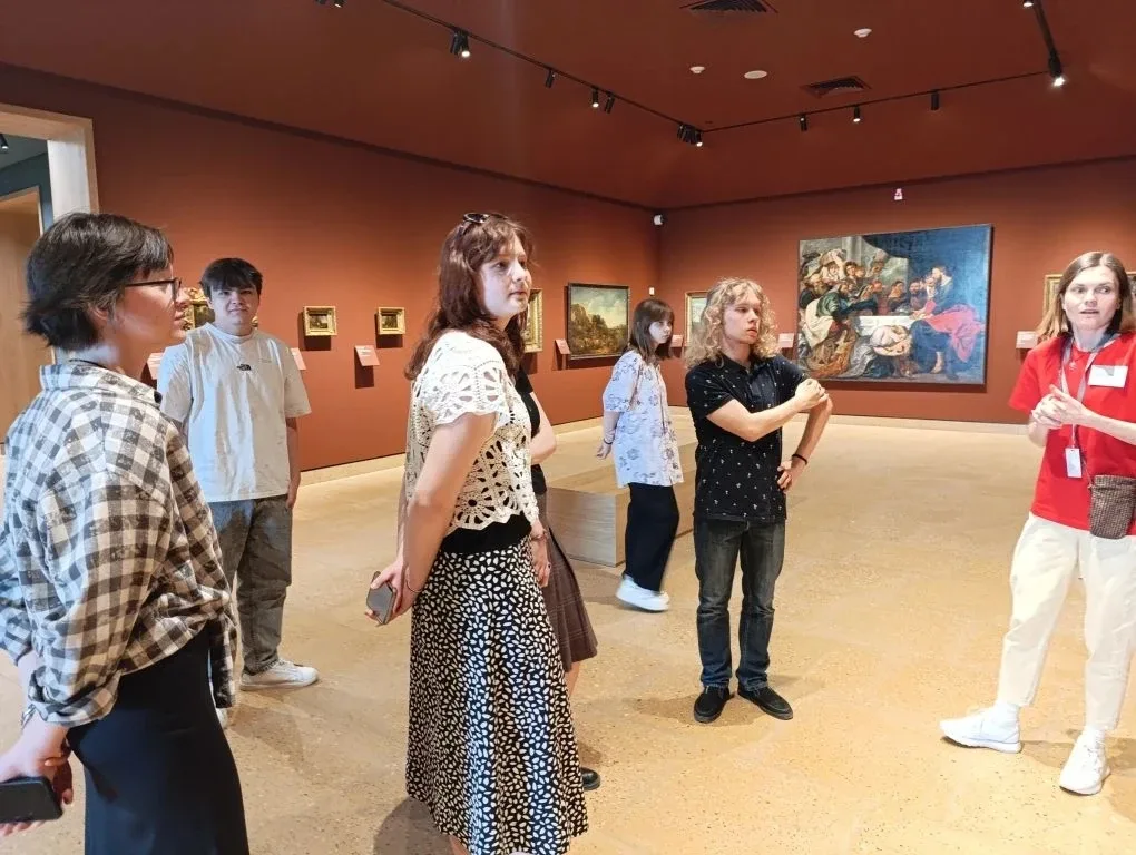 🎨 Палитра эмоций: 10Б погружается в мир искусства!  Вчера наши старшеклассники отправились в настоящ