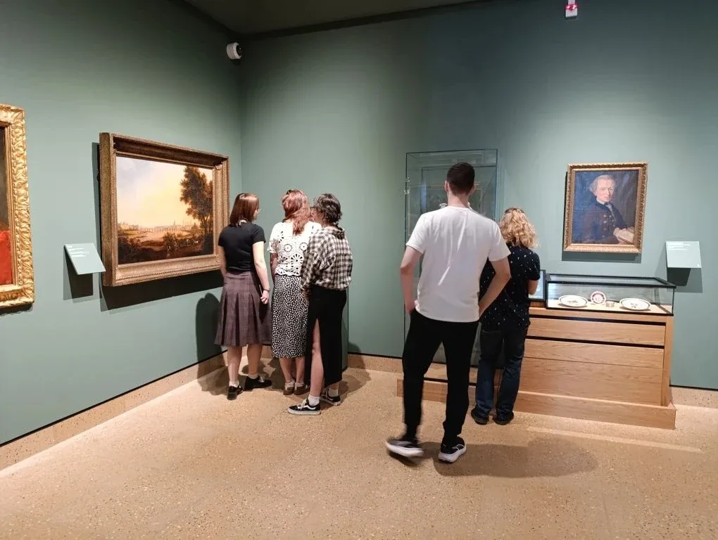 🎨 Палитра эмоций: 10Б погружается в мир искусства!  Вчера наши старшеклассники отправились в настоящ