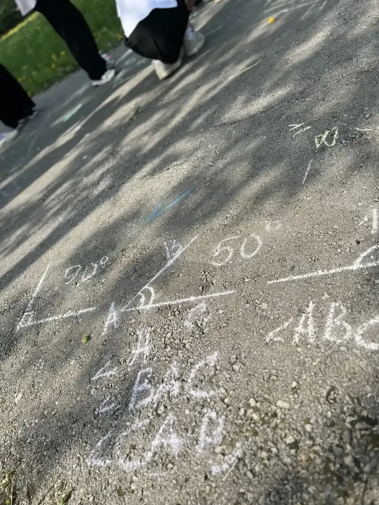 📐 Геометрия на асфальте: 5 класс на свежем воздухе! Забудьте про скучные тетради и тесные классы! Се