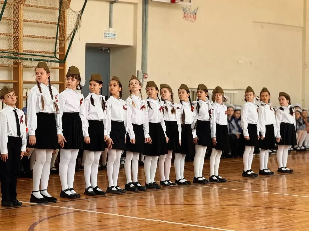 СМОТР СТРОЯ И ПЕСНИ🇷🇺 Сегодня в лицее состоялось традиционное мероприятие: смотр строя и песни среди