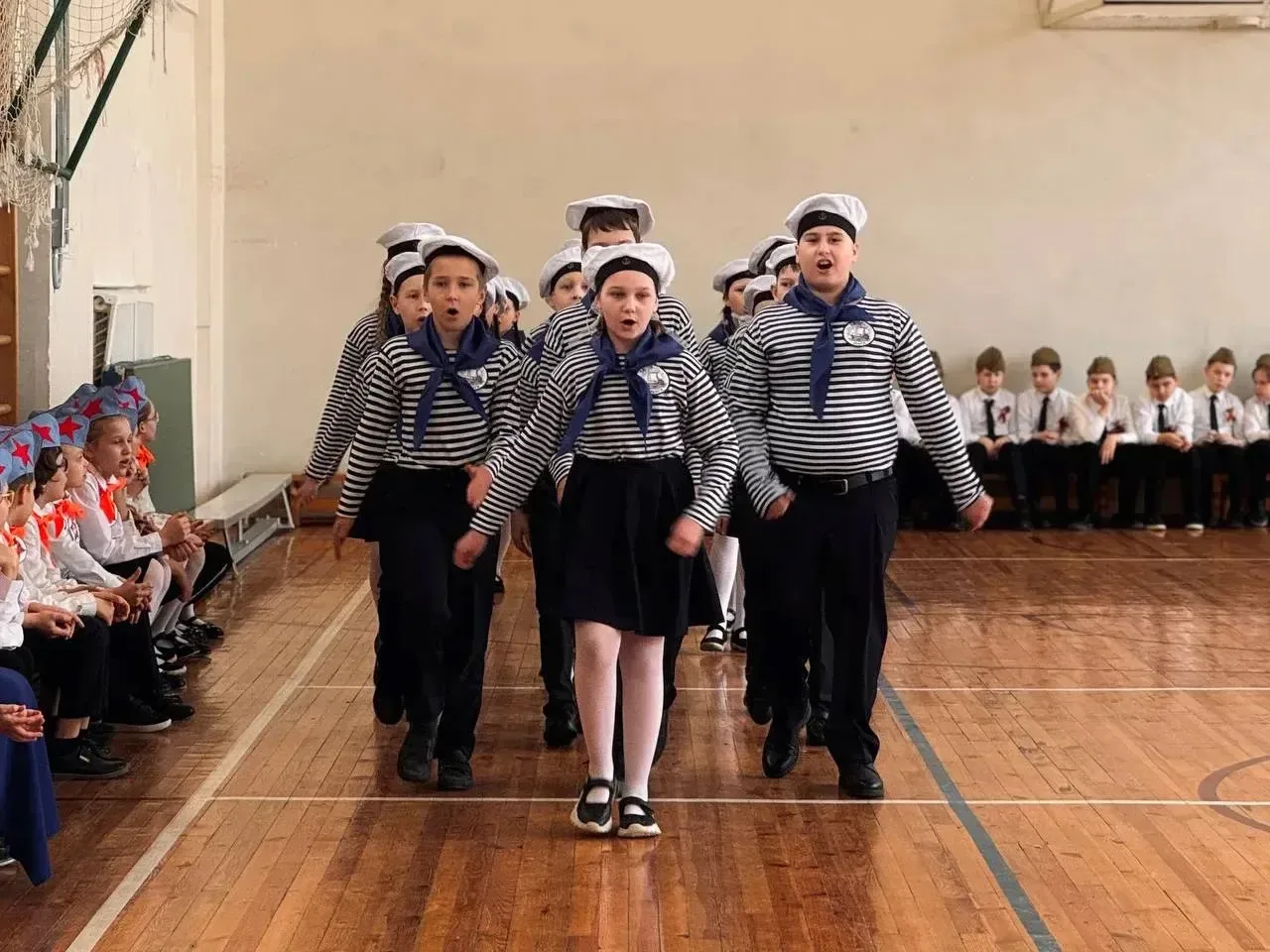 СМОТР СТРОЯ И ПЕСНИ🇷🇺 Сегодня в лицее состоялось традиционное мероприятие: смотр строя и песни среди